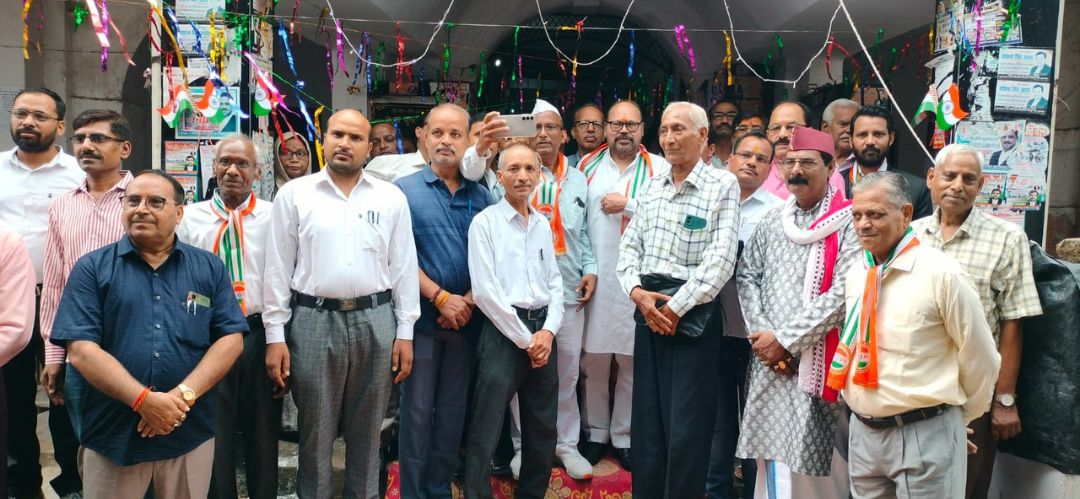 स्वतंत्रता दिवस के उपलक्ष्य में ध्वजारोहण करते हुए बार एसोसिएशन के अधिवक्तागण