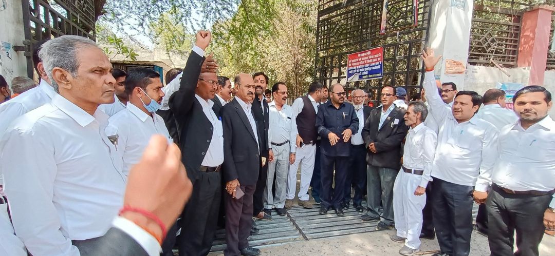 अधिवक्ता हितों के सरंक्षण हेतु संघर्षरत बार एसोसिएशन के अधिवक्तागण