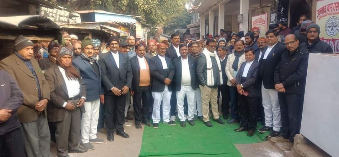 स्वतंत्रता दिवस के उपलक्ष्य में ध्वजारोहण करते हुए बार एसोसिएशन के अधिवक्तागण