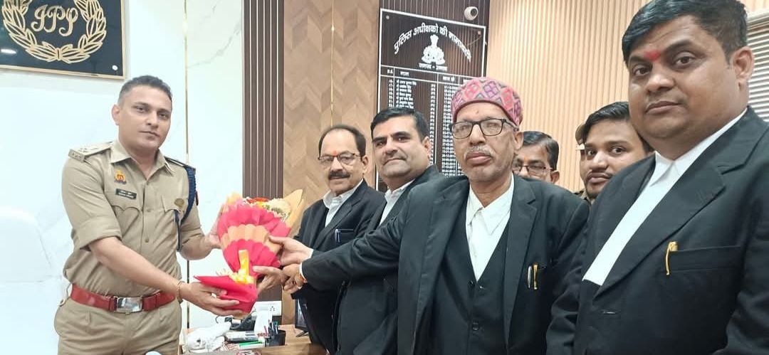 पुलिस अधीक्षक से भेंट करते हुए बार एसोसिएशन के समस्त पदाधिकारी