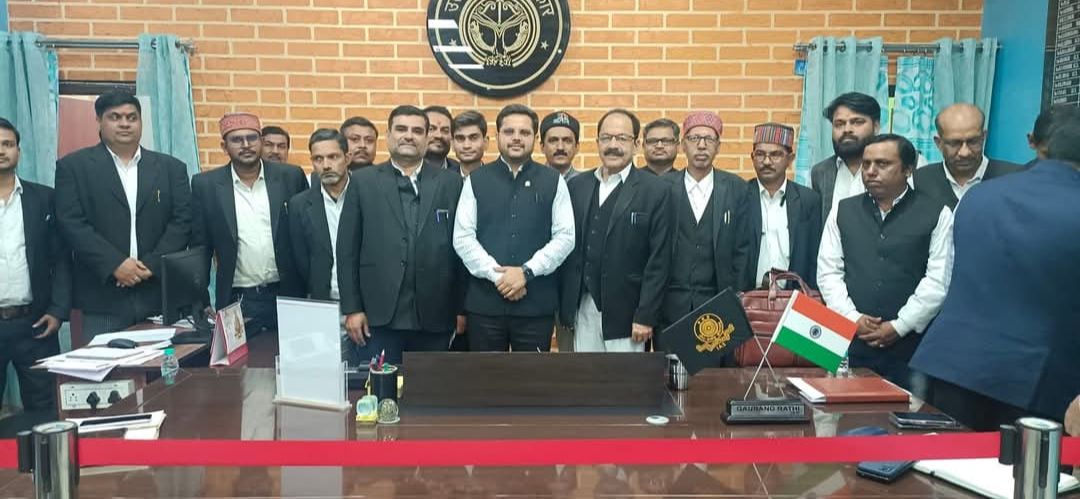 जिलाधिकारी से भेंट करते हुए बार एसोसिएशन के समस्त पदाधिकारी